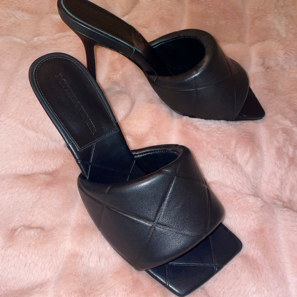 Bottega Veneta heel sandal in black.